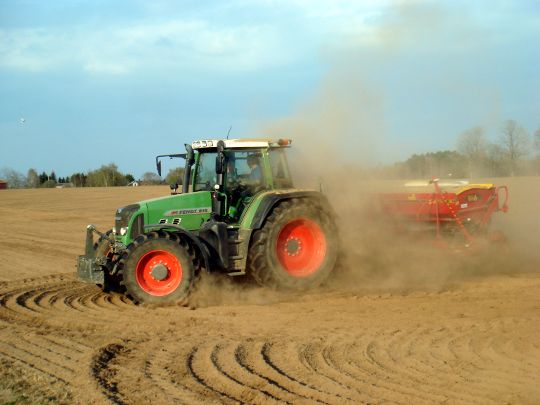 Fent traktor som sår