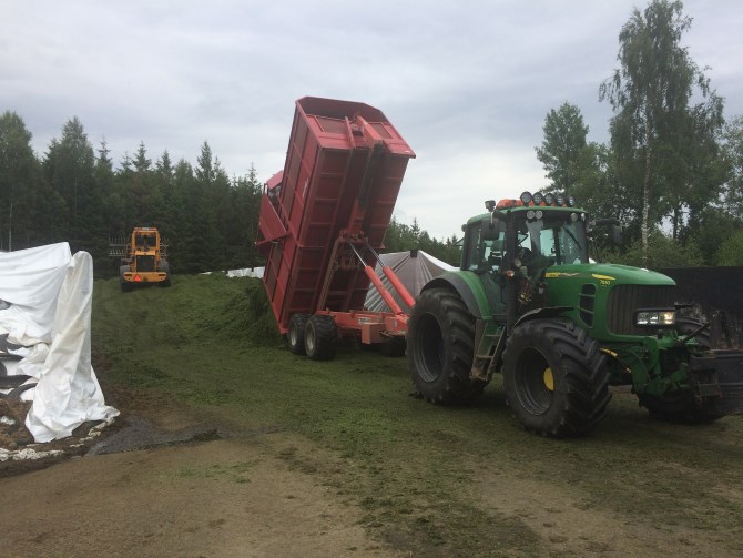 Vagn tömmer av gräs